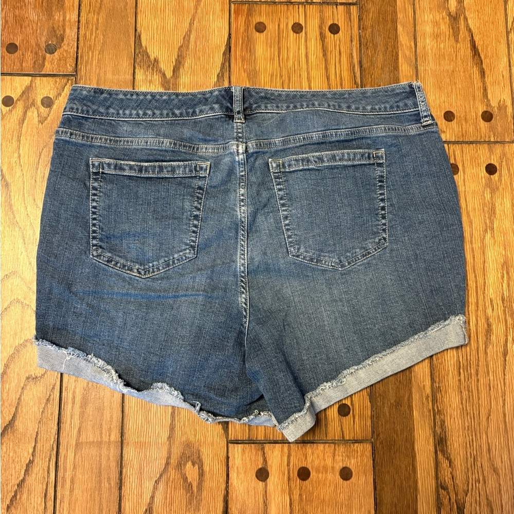 Torrid Mid-Rise Medium Wash Rolled Hem Jean Shorts Size 16 J5 - Picture 2 of 4